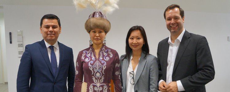 Ganzkörperportrait von Botschafter Sherzod Asadov, Frau Umut Muratbekova, Frau Svetlana Kim und Herrn Stefan Zotti
