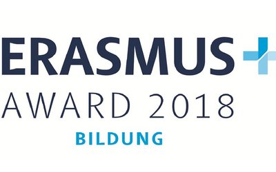 Logo mit blauer Schrift auf weißem Hintergrund. Text: Erasmus+ Award 2018 Bildung
