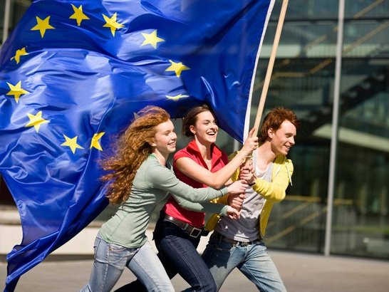 Jugendliche laufen mit EU Flagge herum