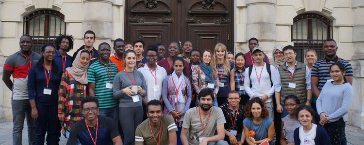 Group picture of 30 scholars standing in front of the OeAD