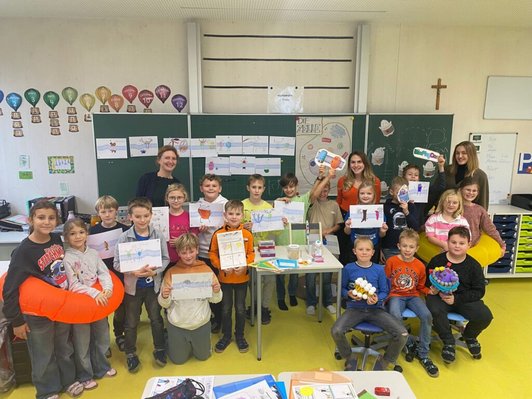 Gruppenfoto der Klasse mit den selbstgezeichneten Comics