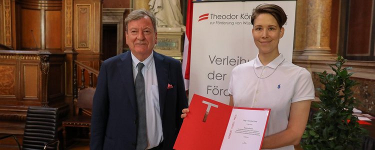 Mag. Herbert Tumpel verleiht Mag. Veronika Duma den Herbert-Tumpel-Ehrenpreis 2017