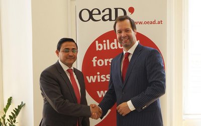 Botschafter der Republik Jemen Haytham Abdulmomen Shoja’aadin schüttelt die Hand von OeAD-Geschäftsführer Stefan Zotti.