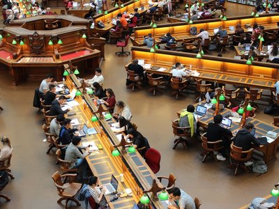 Studierende an Tischen in Bibliothek von oben fotografiert