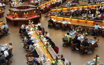 Studierende an Tischen in Bibliothek von oben fotografiert