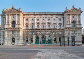 Das Gebäude des Weltmuseum Wien von Außen betrachtet.