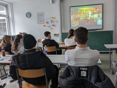 Schulklasse beim virtuellen Besuch von Prof. Dorn