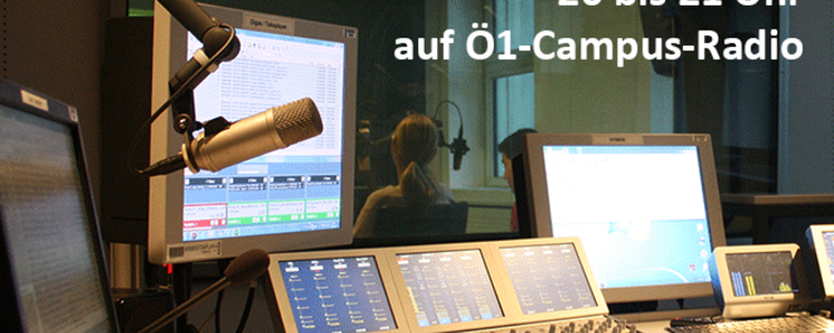 Radiosendung Welt im Ohr, im Bild ein Sendestudio mit Mischpult, Mikrophon, zwei Computern und einem weitereren Bildschirm und drei Personen, die nur teilweise zu sehen sind
