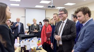 Bildungsminister Martin Polaschek unterhält sich mit Schülerinnen in einer Schule in Moldau