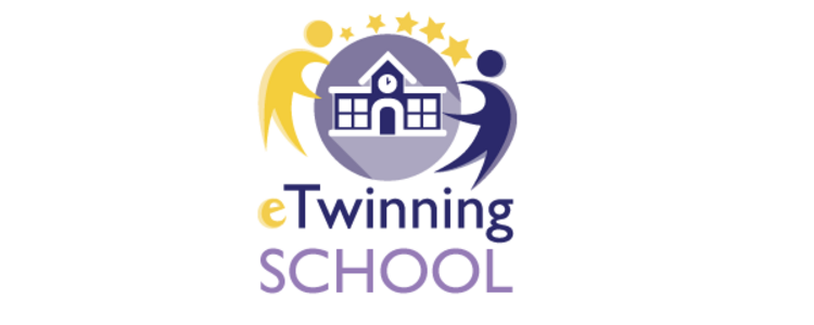 Logo des eTwinning Schulsiegels. Zwei eTwinning Figuren tanzen um eine Schule