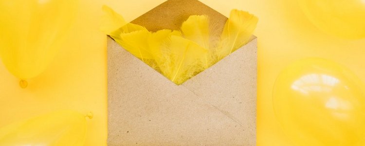 Briefumschlag auf gelbem Hintergrund