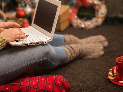 Frau mit Wollsocken am Laptop