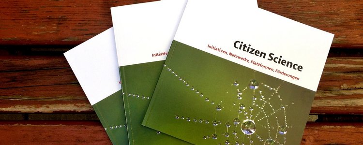 Drei Ausgaben der Publikation "Citizen Science: Initiativen, Netzwerke, Plattformen, Förderungen"