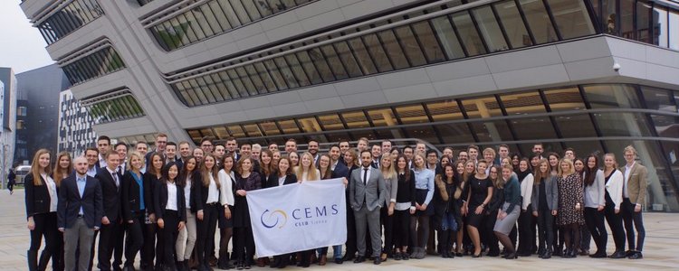 Eine große Gruppe von Studenten der CEMS Clubs vor der WU Wien