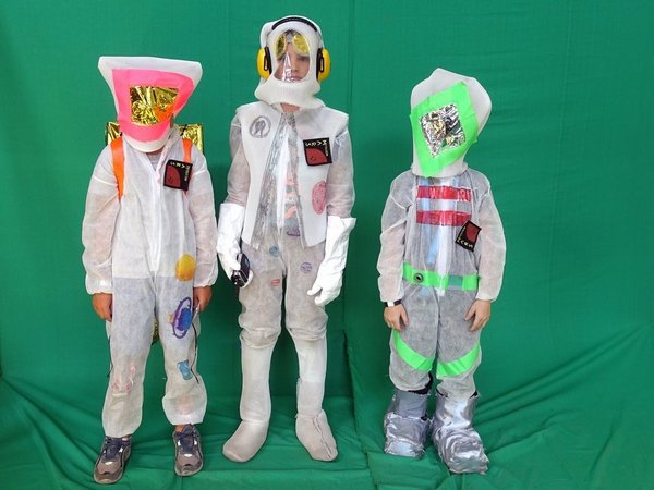 Drei Kinder als Astronauten verkleidet