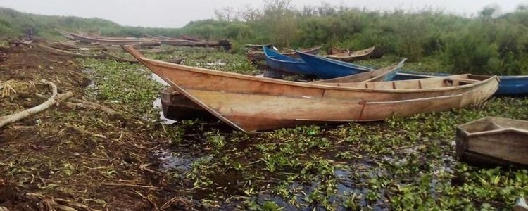 Ein Fischerboot liegt an Land eines Gewässers in Ostafrika.