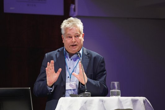 Martin Unger hält einen Vortrag.