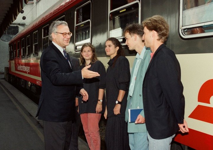 rhard Busek verabschiedet am 23.09.1992 am Wiener Westbahnhof die ersten österreichischen Erasmus-Studenten