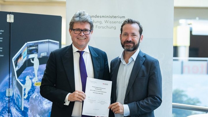 Martin Polaschek (Bundesminister für Bildung, Wissenschaft und Forschung) und Jakob Calice (Geschäftsführer des OeAD) haben heute die Finanzierungsvereinbarung zur Förderung von Wissenschaftsvermittlung unterzeichnet. 