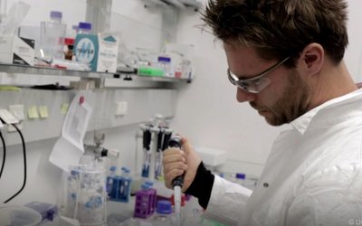 Markus Muttenthaler im Labor