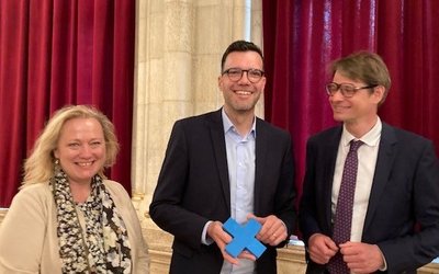 Der OeAD (Ursula Panuschka und Ernst Gesslbauer) gratulieren dem Bildungsdirektor von Wien Heinrich Himmer