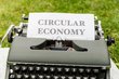 altmodische Schreibmaschine mit eingelegtem Papier. Darauf steht "Circular Economy".