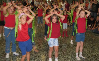 Eine Gruppe von Kindern bei einer Tanzveranstaltung