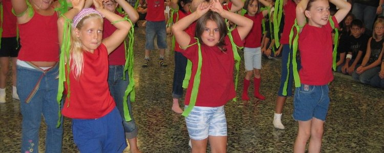 Eine Gruppe von Kindern bei einer Tanzveranstaltung