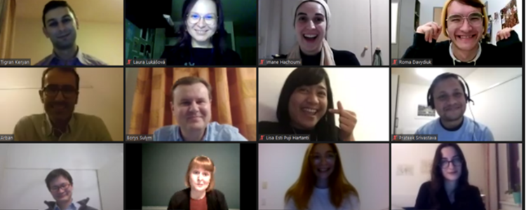 Teilnehmer/innen der online Weihnachtsfeier lächeln in die Kamera