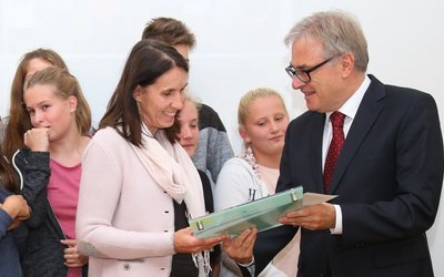 Gerhild Anna Robinig erhält von Nikolaus Douda vom Bundesministerium für Bildung den eTwinning-Preis