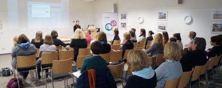 Referentin und Publikum bei einer Veranstaltung im OeAD-Haus.