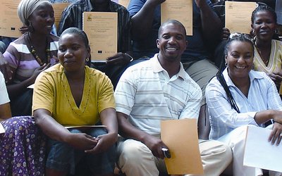 Eine Gruppe afrikanischer Studierender hält Zeugnisse in der Hand.