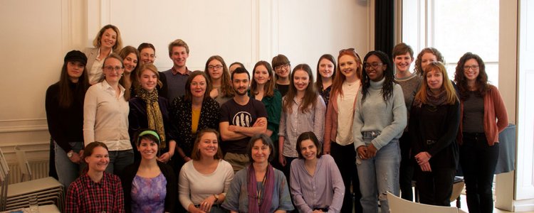 Gruppenfoto von OeAD-Lektorinnen und Lektoren und Studentinnen und Studenten
