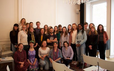 Gruppenfoto von OeAD-Lektorinnen und Lektoren und Studentinnen und Studenten