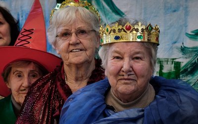 Eine Gruppe älterer Damen in Theatherkostümen