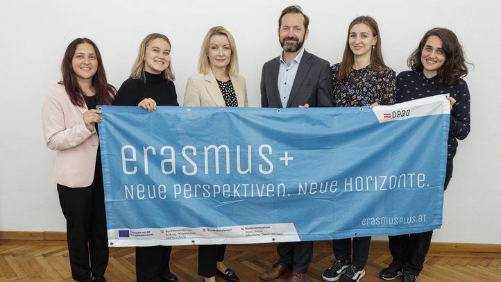 Sara Paredes (Geschäftsführerin Verein Grenzenlos), Iida Hyytinen (ESK-Freiwillige aus Finnland), Bernadett Humer (BKA-Sektionschefin), Jakob Calice (OeAD-Geschäftsführer), Gloria Dzugkoeva (ehemalige ESK-Freiwillige aus Russland),  Sara Paredes (Geschäftsführerin Verein Grenzenlos)