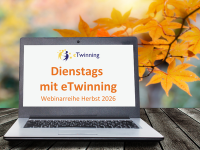 Auf dem Bild ist ein Laptop zu sehen auf dem "Dienstags mit eTwinning" steht. Dahinter ein herbstlicher Hintergrund mit braunen bzw. orangen Blättern auf einem Baumzweig.