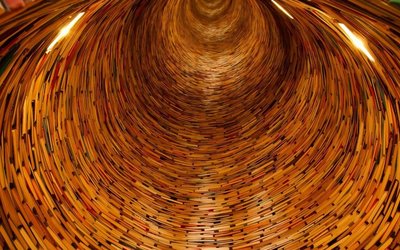 Bücher in Tunnelform angeordnet