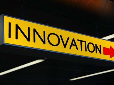 Schild mit "innovation"