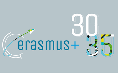 Sujet Erasmus+ 30 Jahre in Österreich 35 Jahre in Europa auf grauem Hintergrund
