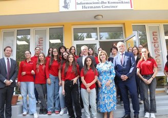 Gruppenbild mit Schülerinnen und Schülern vor der HTL für IT Hermann Gmeiner in Tirana