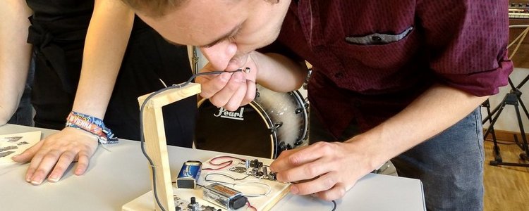 Ein junger Mann arbeitet an einem digitalen Musikinstrument