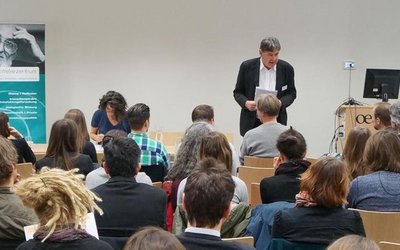 Andreas Obrecht spricht zum Publikum der Entwicklungsforschungstagung 2017 in Graz.