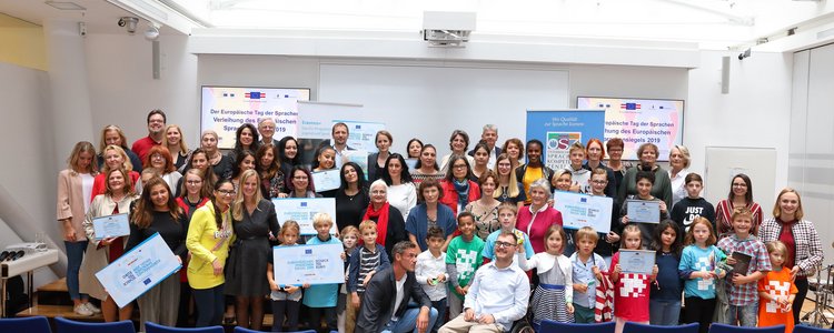 Gruppenfoto der Siegerinnen und Sieger des Sprachensiegels 2019