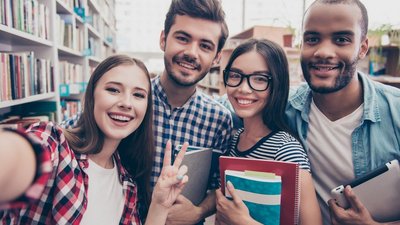 Studierende machen ein Selfie 