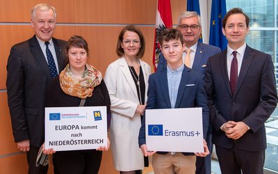 Gruppenfoto vor der Europafahne mit Landesrat Martin Eichtinger, Mojca Globočnik aus Slowenien (ESK-Freiwillige im PBZ Herzogenburg), Landesrätin Christiane Teschl-Hofmeister, Janik Nicolini (Erasmus+ Teilnehmer "eljub"), Gemeindebund-Präsident Alfred Riedl und OeAD-Geschäftsführer Jakob Calice