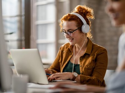 Person sitzt am Laptop