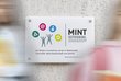 MINT-Gütesiegel 2026-29 an einer Wand montiert