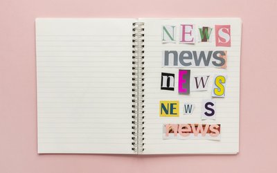 Notizbuch mit eingeklebten Buchstaben, die die Wörter News bilden