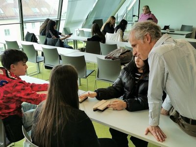 Wissenschaftsbotschafter mit Schülerinnen und Schülern